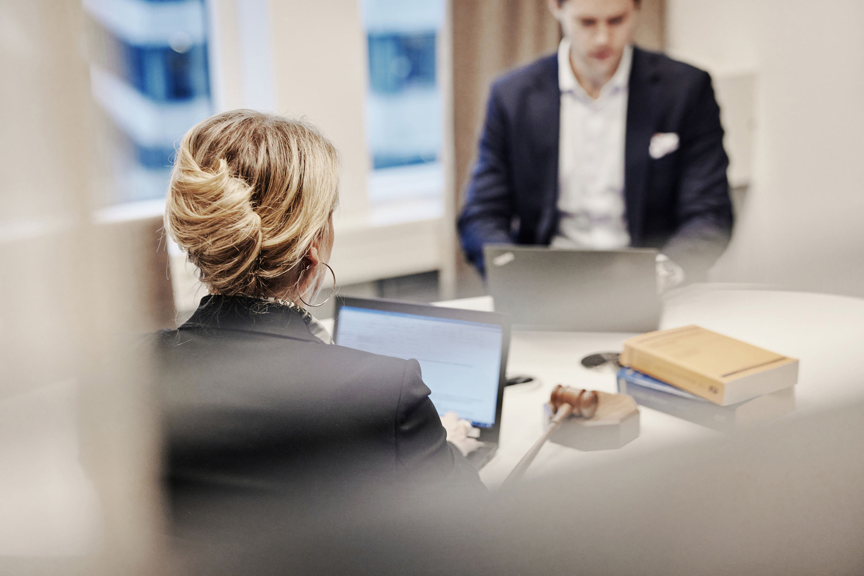 Två fastighetsjurister sitter i ett mötesrum på SBCs kontor