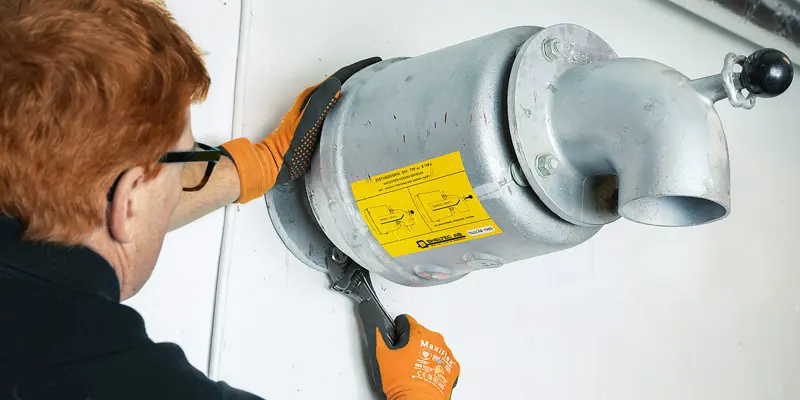 Man från Presto kontrollerar ventilationen i ett skyddsrum i en brf