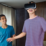 Två tonårskillar varav den ena bär VR-glasögon
