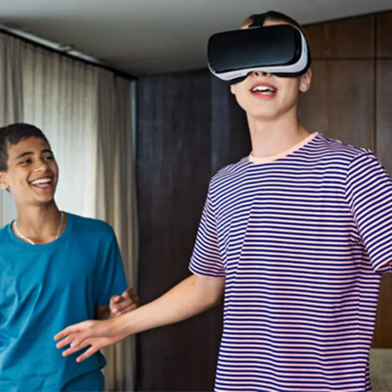 Två tonårskillar varav den ena bär VR-glasögon