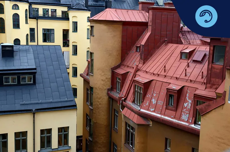 Fastighet med ett tak i behov av underhåll