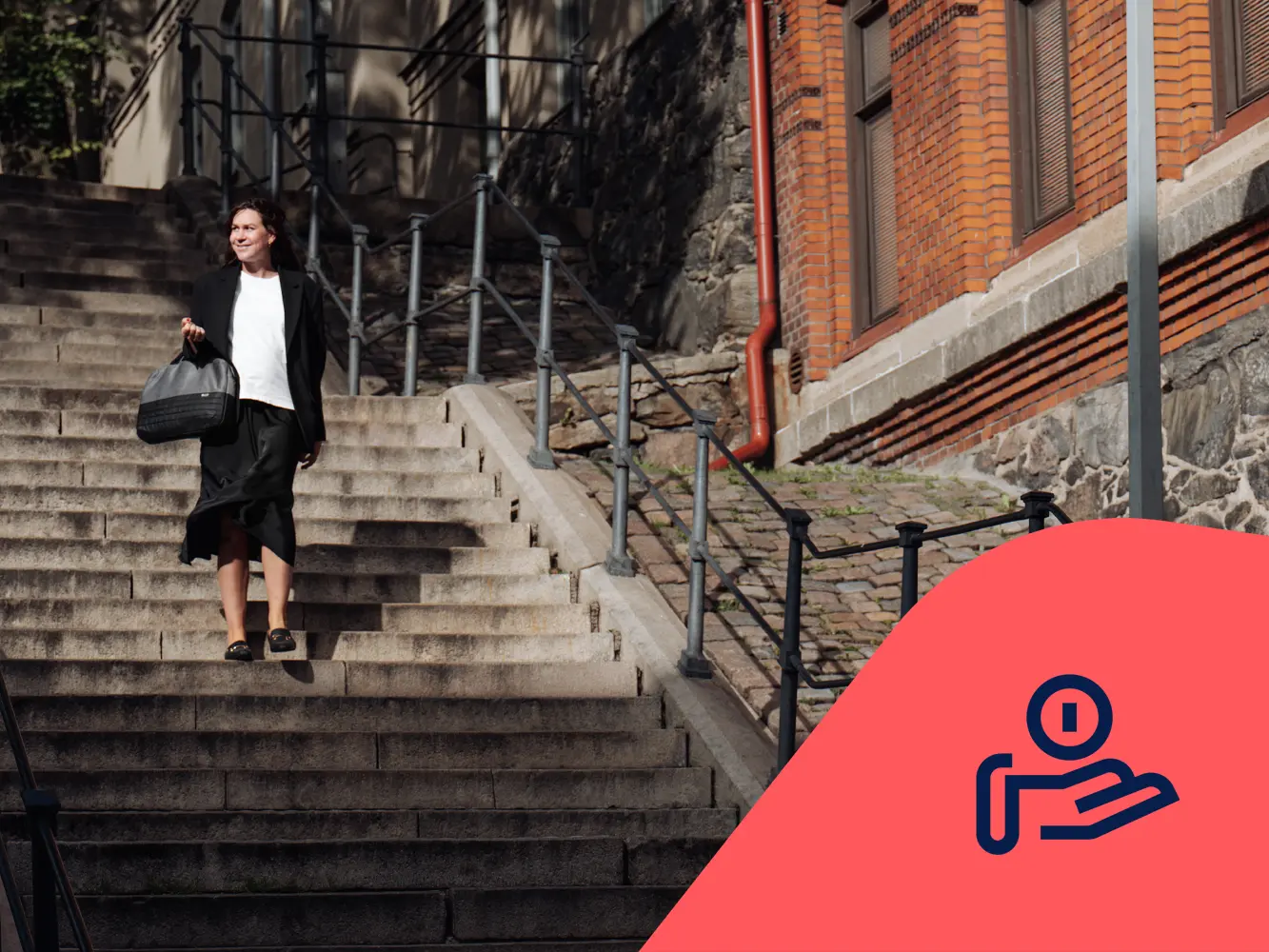 SBCs ekonomiska förvaltare Josefine går nerför en stentrappa. Ikon för ekonomi.