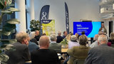 Kvinna håller presentation på kundkväll på SBCs kontor i Malmö.