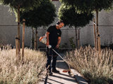 Trädgårdsmästare från SBC trimmar gräs på brf:s innergård