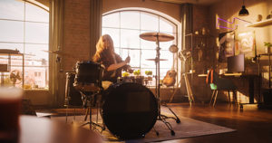 Kvinna spelar trummor i en lägenhet