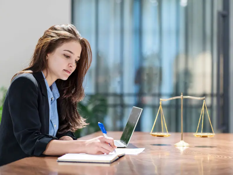 Kvinnlig fastighetsjurist skriver för hand