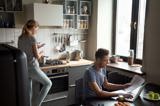 Par som läser årsredovisningen för sin bostadsrättsförening