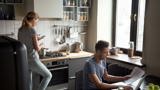 Par som läser årsredovisningen för sin bostadsrättsförening