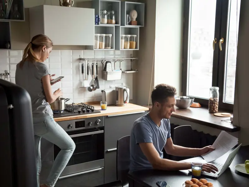 Par som läser årsredovisningen för sin bostadsrättsförening