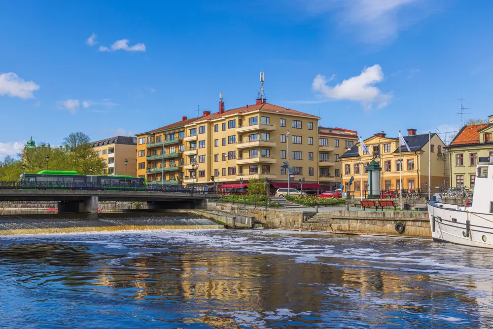 Hus vid kanten av en å i Uppsala.