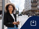 Kvinna står i stadsmiljö med mobiltelefon i handen. Ikon för nerladdning.