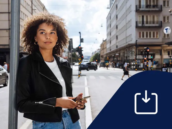 Kvinna står i stadsmiljö med mobiltelefon i handen. Ikon för nerladdning.