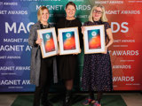Tre medarbetare från SBC håller upp varsitt diplom från Magnet Awards