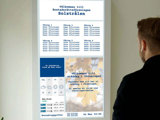 Man tittar på digital informationsskylt i trapphus