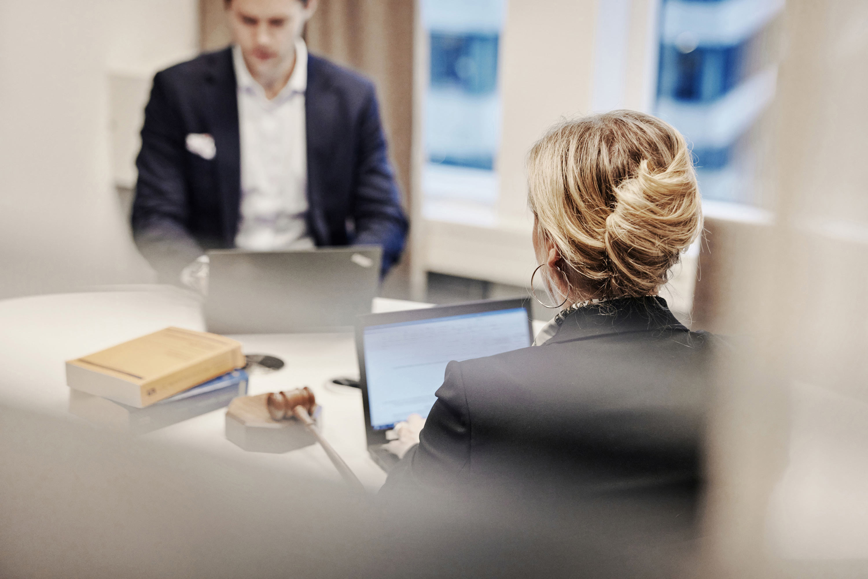 Två fastighetsjurister i mötesrum på SBC