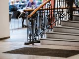 Välkomnande entrématta i en bostadsrättsförenings allmänna utrymme