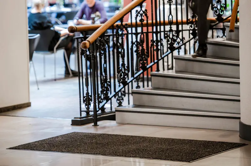 Välkomnande entrématta i en bostadsrättsförenings allmänna utrymme