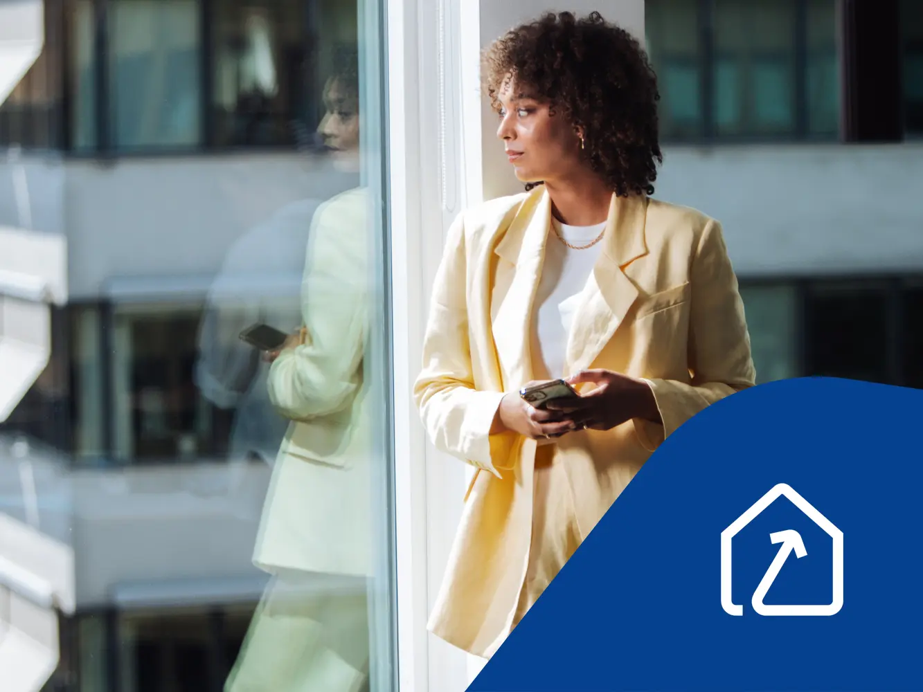 Modern ung kvinna i kavaj står vid ett kontorsfönster och tittar ut. Framtidsikon.