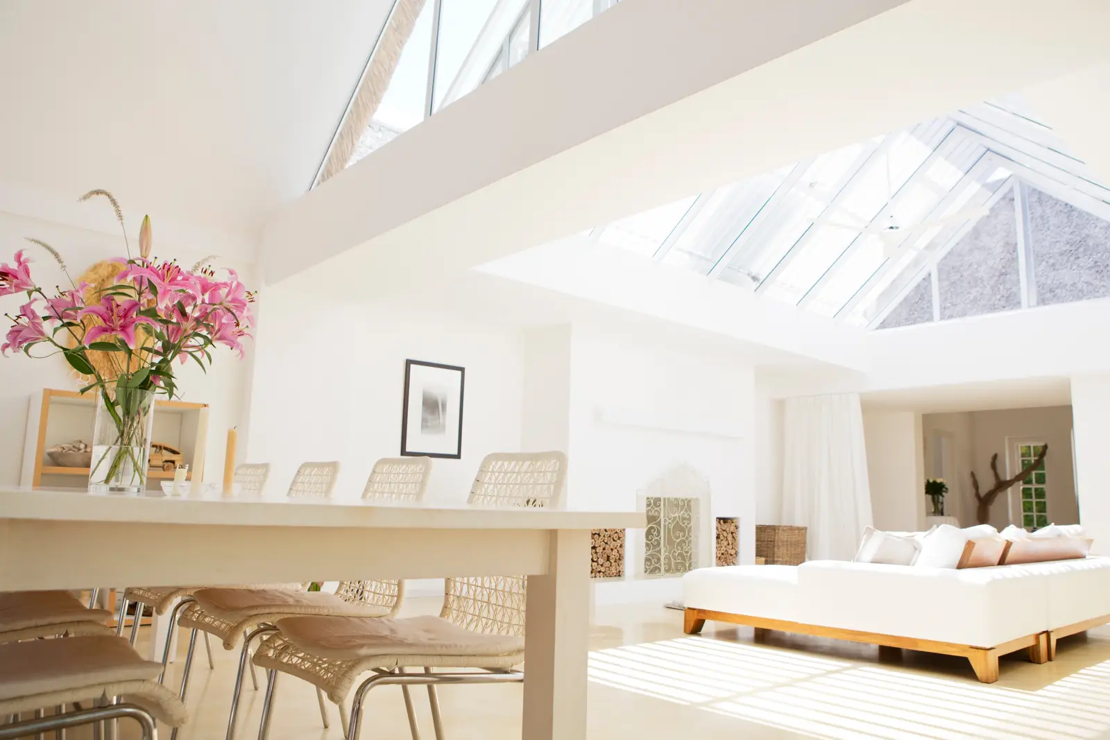 Ljust vardagsrum i en vindslägenhet med takfönster.