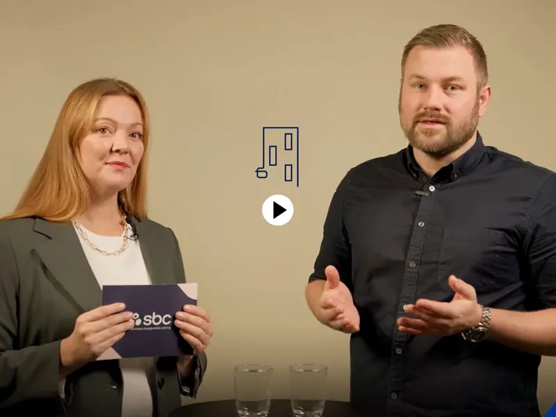 En man och en kvinna står i en studio och samtalar om vad man ska tänka på inför en lokalomvandling i en brf.