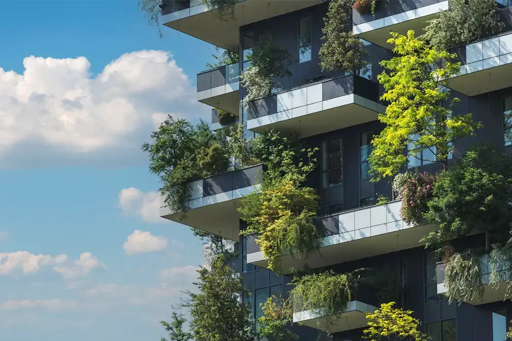 Modern arkitektur med olika växter och trädtäckta balkonger.