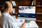 Man går digital grundkurs i ekonomi i brf:er