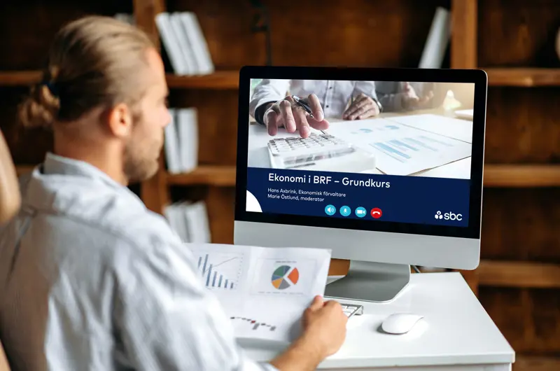 Man går digital grundkurs i ekonomi i brf:er