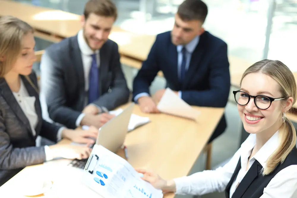 Fyra revisorer arbetar tillsammans vid ett bord.