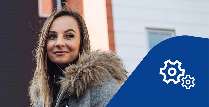 SBCs tekniska förvaltare Karolina står framför en fasad. Tekniskförvaltningsikon.