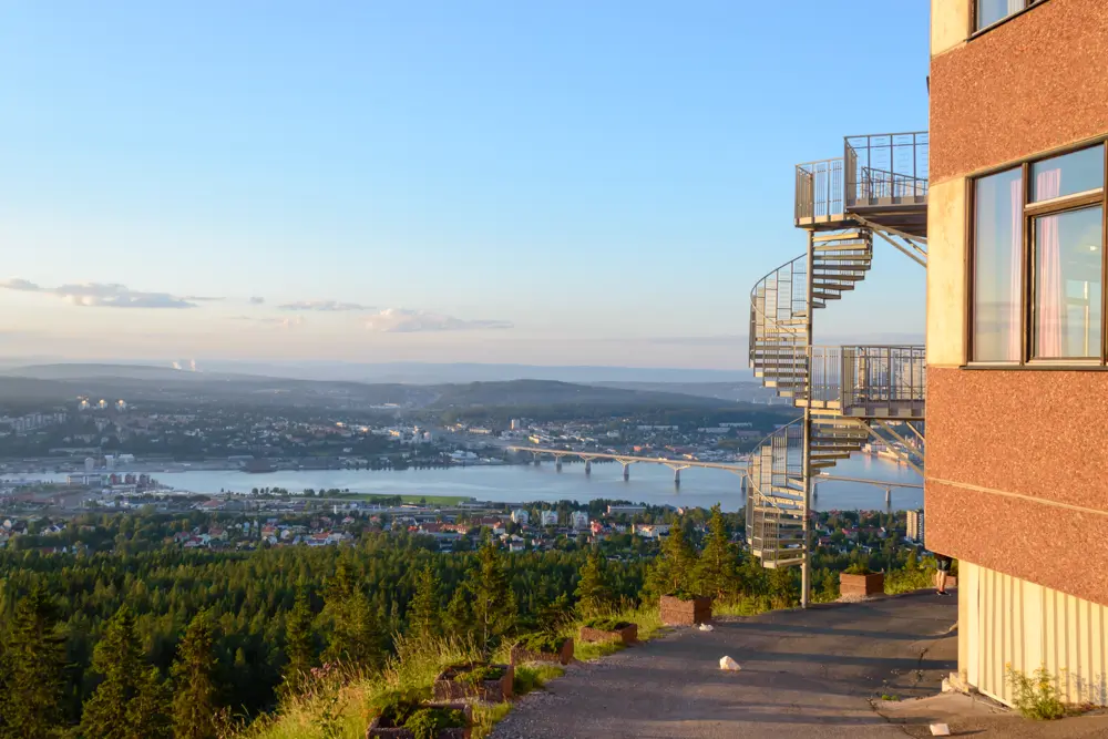 Vy över Sundsvall med bostadsrättshus i förgrunden.