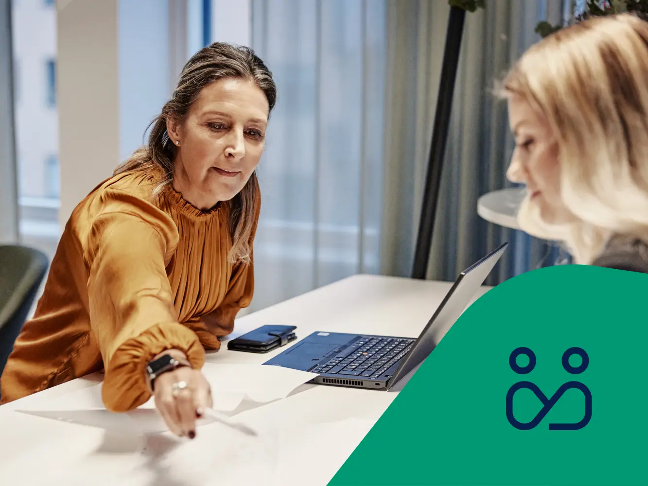 Två kvinnor arbetar vid ett bord med papper och laptop. Ikon för Styrelsen.