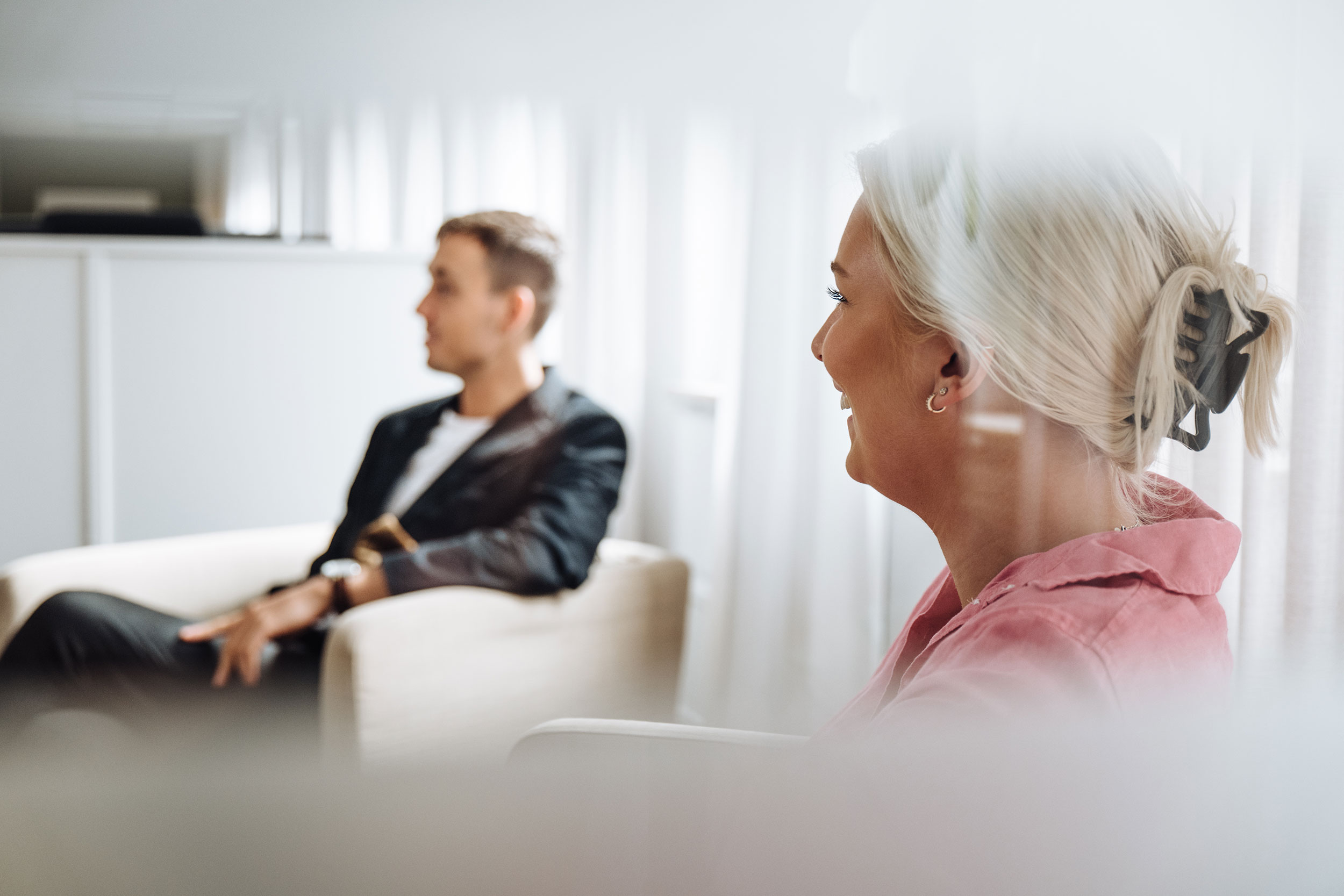 två personer sitter i varsin fåtölj