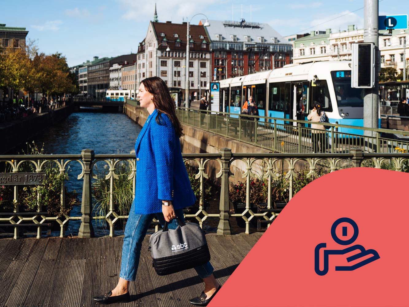 SBCs ekonomiska förvaltare Josefine går på en bro i Göteborg. Ikon för ekonomi.