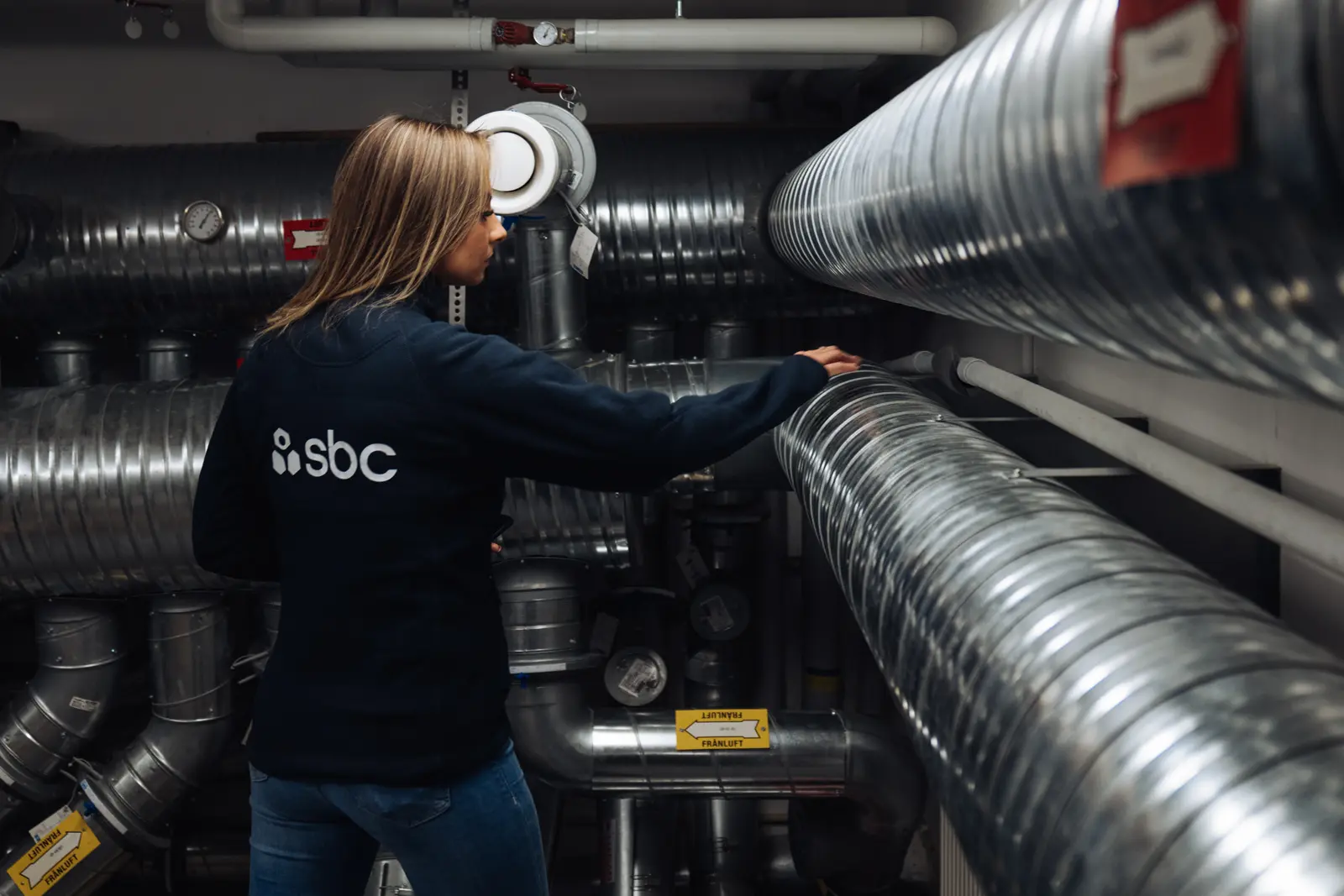 Teknisk förvaltare från SBC gör kontrollerar ventilationen i en brf.