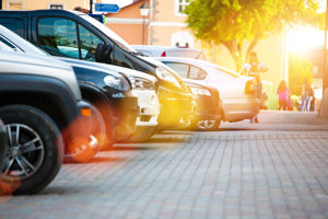 Bilar parkerade på rad