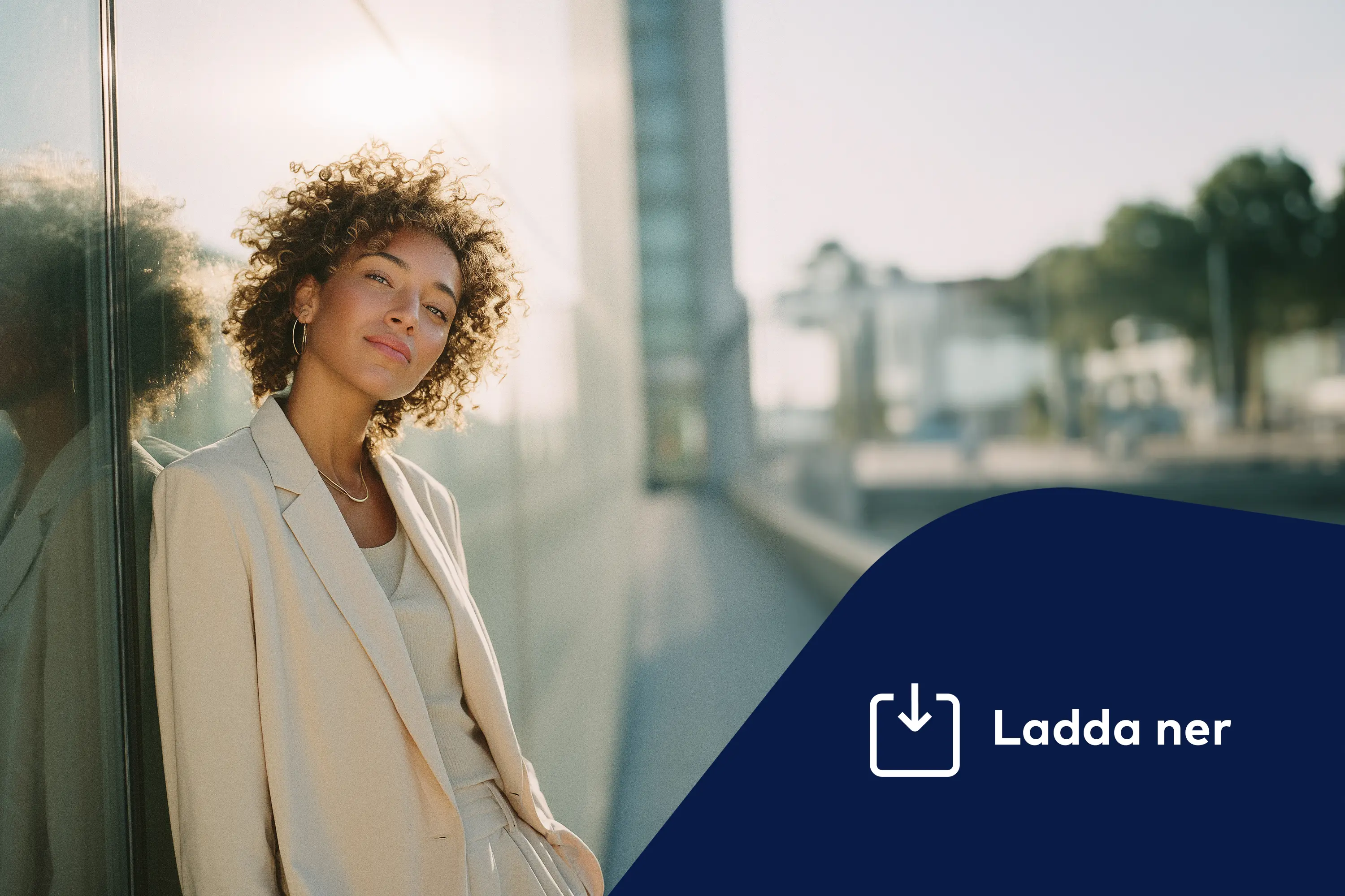 Modern ung kvinna i kavaj lutar sig mot en fasad i kvällsljuset. Ikon för ladda ner.