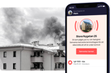 Rök från ett tak på ett flerfamiljshus samt en mobil med app som larmar om brand i lägenhet nära dig.