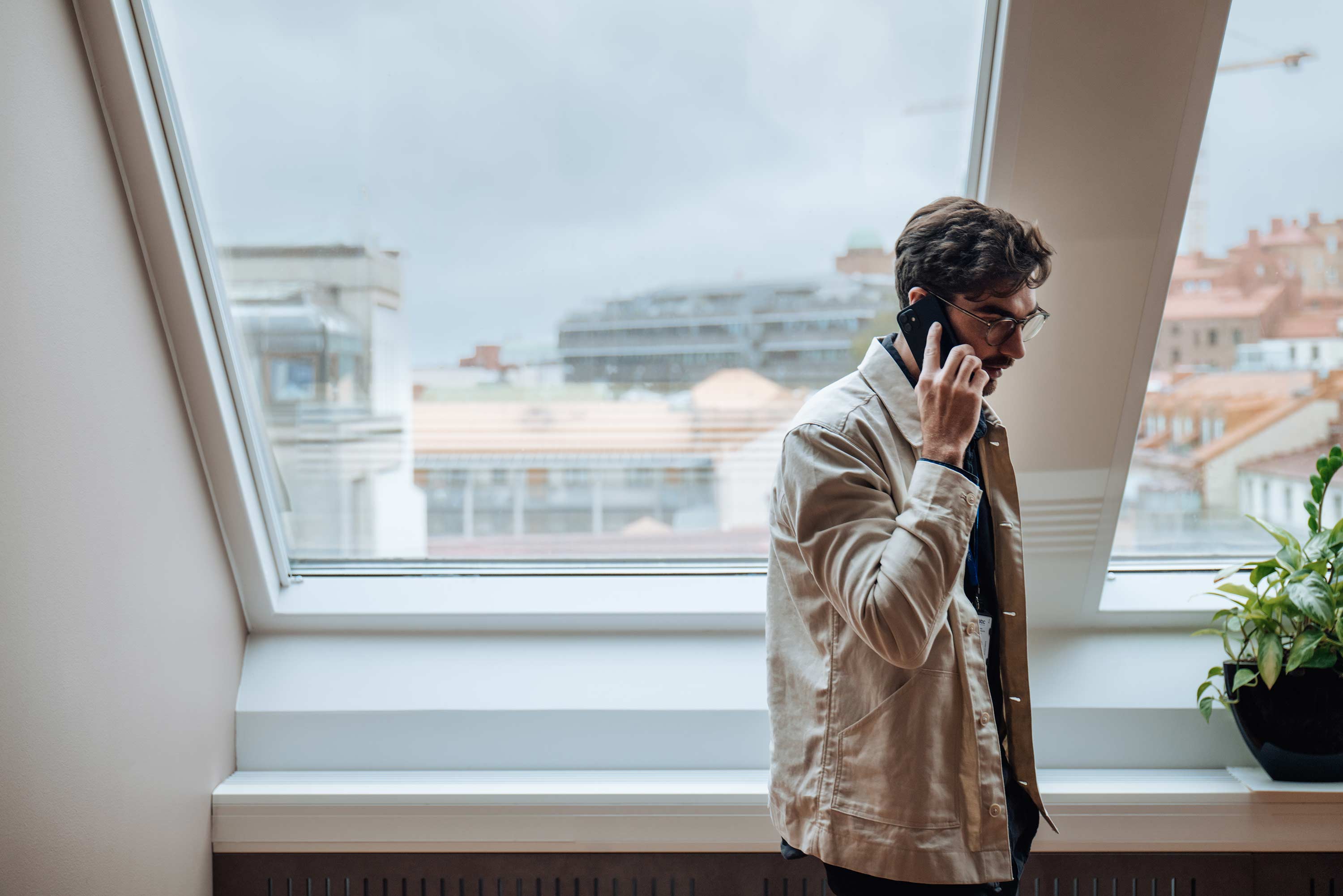 projektledare från sbc pratar i telefon