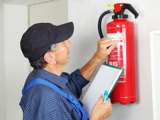 Brandskyddsansvarig kontrollerar brandsläckare i brf