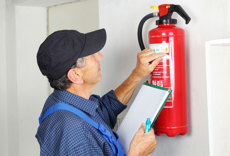 Brandskyddsansvarig kontrollerar brandsläckare i brf