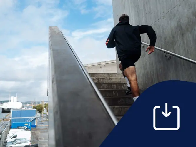 Man springer uppför en stentrappa i Göteborgs hamn. Ikon för nedladdning.