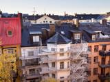 Byggnadsställningar uppställda för fasadrenovering i brf