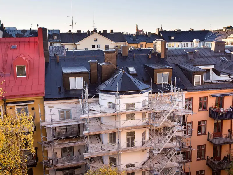 Byggnadsställningar uppställda för fasadrenovering i brf