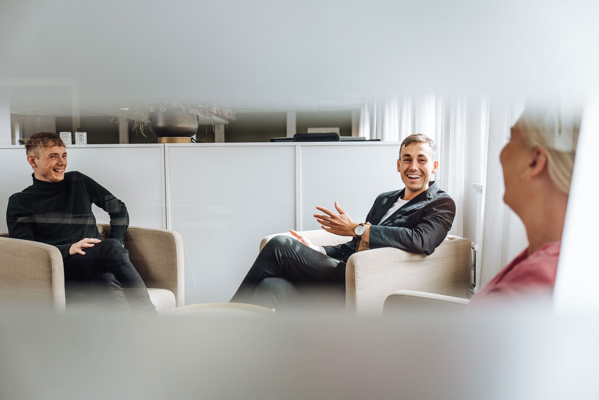 Tre ekonomiska förvaltare i samtal på SBCs kontor