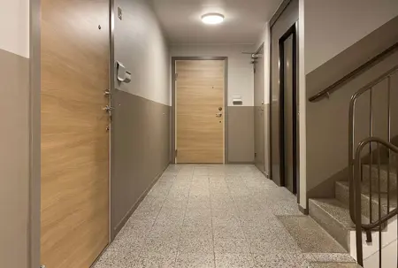 Trapphus med säkerhetsdörrar installerade