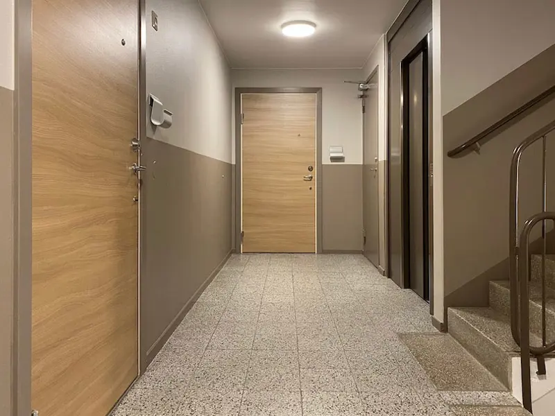 Trapphus med säkerhetsdörrar installerade
