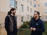 Fastighetsskötare från SBC i samtal med styrelsemedlem i brf