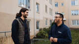 Fastighetsskötare från SBC i samtal med styrelsemedlem i brf