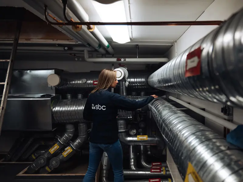 Teknisk förvaltare från SBC inspekterar ventilationsrör i bostadsrättsförening