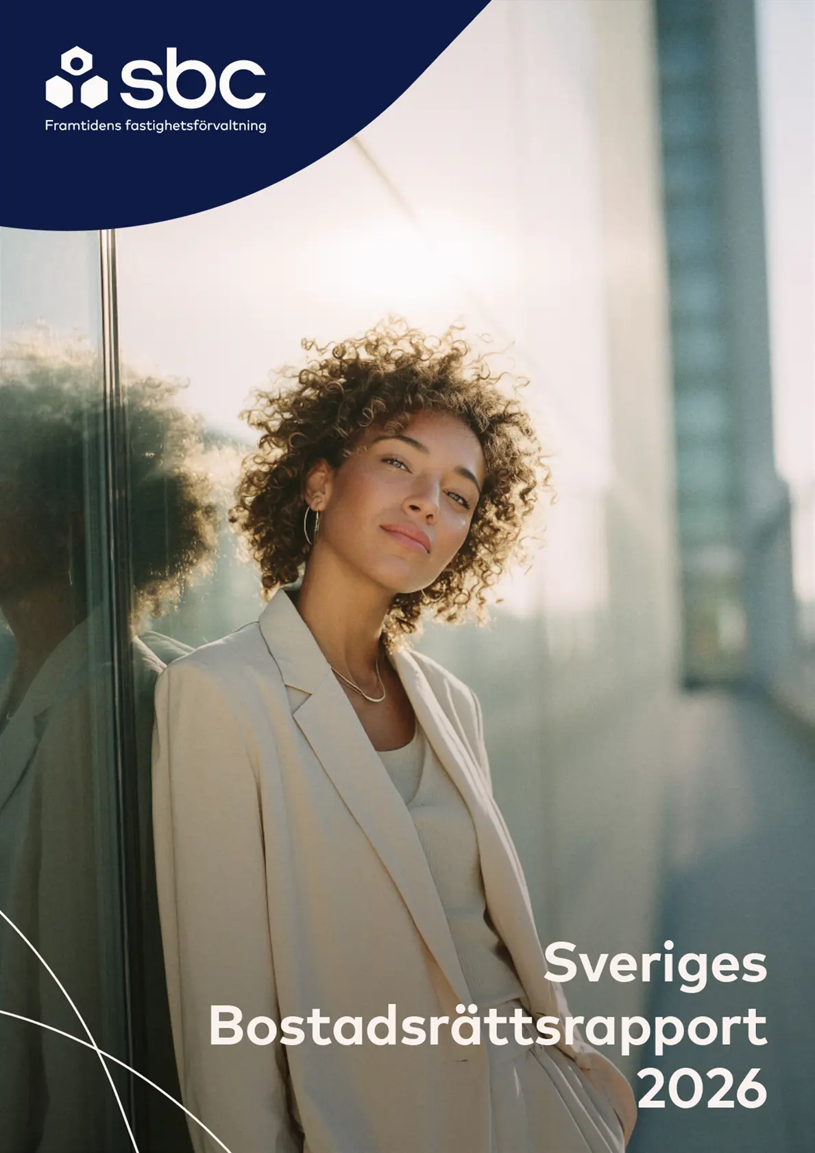 Modern ung kvinna i kavaj lutar sig mot en fasad i kvällsljuset. Omslag för Sveriges Bostadsrättsrapport 2026.